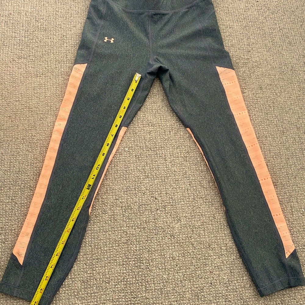 Med UnderArmour workout pants - leggings